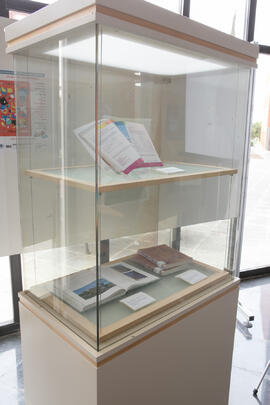 Exposición bibliográfica "La Biblioteca Universitaria y el Turismo Sostenible en Málaga". Biblioteca General. Abril de 2017