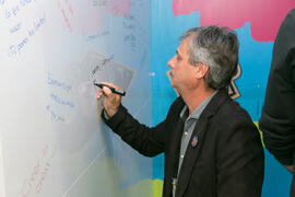 José Francisco Murillo firma en el mural de estand de UMA Convive. Jornadas de Puertas Abiertas de la Universidad de Málaga. Complejo Polideportivo Universitario. Abril de 2018