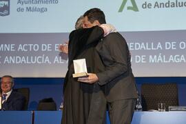 José Ángel Narváez y Juan Manuel Moreno. Imposición de la Medalla de Oro de la Universidad de Málaga a la Junta de Andalucía. Paraninfo. Noviembre de 2023
