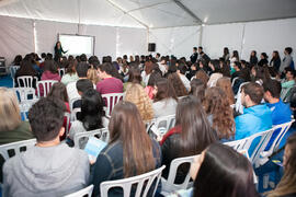 Alumnado asistente a una charla informativa. Jornadas de Puertas Abiertas de la Universidad de Málaga. Complejo Polideportivo Universitario. Abril de 2016