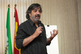 Ángel Idígoras en el espectáculo "Espejismos en su tinta. Magia dibujada". Facultad de Ciencias Económicas y Empresariales. Marzo de 2016