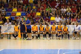 Manuel Luiggi hablando con Iván Lara. Partido clasificatorio entre Club Deportivo UMA Antequera y Universidad de Géneve de Suiza. IX Campeonato de Europa Universitario de Fútbol Sala. Antequera. Julio de 2013