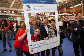 Visita a un stand. Inauguración de las Jornadas de Puertas Abiertas de la Universidad de Málaga. Complejo Polideportivo Universitario. Abril de 2015