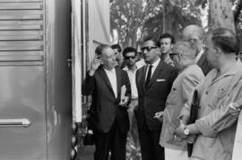 Visita del alcalde García Grana a dos camiones del servicio de mataderos del Ayuntamiento de Málaga. Agosto de 1963