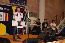 Guillermo Villalobos presenta el III Certamen de Cantautores Destino UMA. Jornadas de Puertas Abiertas de la Universidad de Málaga. Complejo Polideportivo Universitario. Abril de 2015