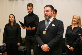 Actuación de Carlos Álvarez con el Coro Oficial de la Universidad de Málaga. Celebración de San Lucas. Facultad de Medicina. Noviembre de 2019