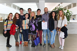 María Jesús Morales con los ganadores del I Concurso Junior Empresa. I Feria de Empleo de la Universidad de Málaga. Complejo de Estudios Sociales y de Comercio. Abril 2015