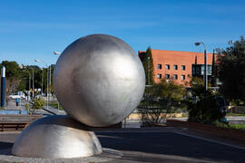 Escultura en la Facultad de Ciencias de la Universidad de Málaga. Campus de Teatinos. Febrero de 2021