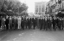 Málaga. Manifestación de júbilo por la decisión del Consejo de Ministros de dotar a la ciudad la Facultad de Ciencias Políticas Económicas y Empresariales ante el Gobierno Civil. Mayo de 1963