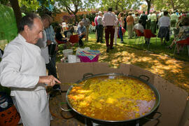 Cristóbal Villar prepara una paella tras la graduación y clausura del curso del Aula de Mayores de la Universidad de Málaga. Campus de Teatinos. Junio de 2018