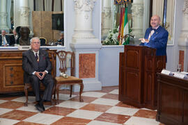 Intervención de Antonio Garrido Moraga en el nombramiento de Eugenio Chicano como miembro de la Real Academia de Bellas Artes de San Telmo. Salón de los Espejos, Ayuntamiento de Málaga. Septiembre de 2016