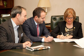 Firma de convenio entre la UMA y el Diario Sur para la difusión del archivo fotográfico histórico sobre la Semana Santa malagueña de la UMA. Edificio del Rectorado. Febrero, 2014.