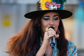 Concierto de Julia Martín. Festival solidario en los Baños del Carmen. Cursos de Verano de la Universidad de Málaga. Málaga. Julio de 2019