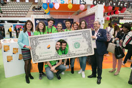 José Ángel Narváez y Encarnación Cañadas en el estand de Empresariales con sus voluntarios y voluntarias. Jornadas de Puertas Abiertas de la Universidad de Málaga. Complejo Polideportivo Universitario. Abril de 2018