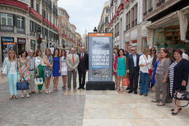Foto de grupo en la inauguración de la exposición "Málaga, 50 años de la Facultad de Económicas". Calle Larios. Junio de 2015