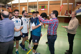 Entrega de la medalla de bronce a la Universidad de Almería en la categoría masculina. Campeonato de España Universitario de Voleibol. Complejo Polideportivo Universitario. Abril de 2018