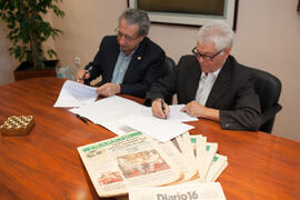 Firma del convenio para la donación del archivo fotográfico y la colección completa del Diario 16. Julio de 2017