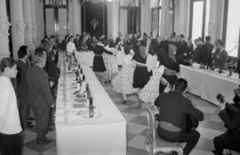 Málaga. Almuerzo y actuación de baile en la visita del alcalde de Copenhague, Henry Stjernquist al Ayuntamiento. Abril de 1963