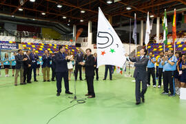 Kenny Chow ondeando la bandera de FISU. Acto de clausura y entrega de medallas. 14º Campeonato del Mundo Universitario de Fútbol Sala 2014 (FUTSAL). Antequera. Julio de 2014