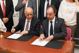 Hamid AL-Haimiy y Pedro Farias en la firma del convenio con la Universidad de Sharjah, Emiratos Árabes. Edificio del Rectorado. Noviembre de 2015