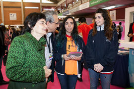 Tecla Lumbreras y José Ángel Narváez en el estand de Deporte Universitario. Jornadas de Puertas Abiertas de la Universidad de Málaga. Complejo Polideportivo Universitario. Abril de 2016