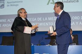 Entrega de la Medalla de Oro de la Universidad de Málaga a la Diputación Provincial de Málaga. Paraninfo. Noviembre de 2023