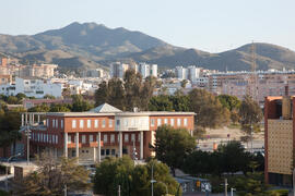 Centro de Investigaciones Médico Sanitarias (CIMES) desde el Jardín Botánico. Campus de Teatinos. Marzo de 2014