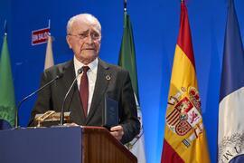 Francisco de la Torre. Entrega de la Medalla de Oro de la Universidad de Málaga al Ayuntamiento de la capital. Paraninfo. Noviembre de 2023