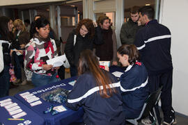 Entrega de acreditaciones. 4º Congreso Internacional de Actividad Físico-Deportiva para Mayores de la Universidad de Málaga. Escuela Técnica Superior de Ingeniería Informática y Telecomunicaciones. Marzo de 2011