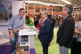 José Ángel Narváez y José Francisco Murillo en el estand del Área de Juventud del Ayuntamiento de Málaga. Jornadas de Puertas Abiertas de la Universidad de Málaga. Complejo Polideportivo Universitario. Abril de 2018