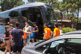Alumnos bajando del autobús. Aventura Amazonia Marbella. Olimpiada Española de Economía, Fase Nacional. Marbella. Junio de 2015
