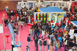 Estand de la Facultad de Bellas Artes. Jornada de Puertas Abiertas de la Universidad de Málaga. Complejo Polideportivo Universitario. Abril de 2016