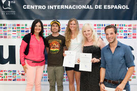 Francisca Cárdenas con alumnos en su graduación. Centro Internacional de Español. Septiembre de 2014