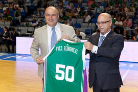 Eugenio Luque y Eduardo García. Homenaje del Unicaja Baloncesto a la Facultad de Económicas en su 50 Aniversario. Palacio de Deportes José María Martín Carpena. Mayo de 2015