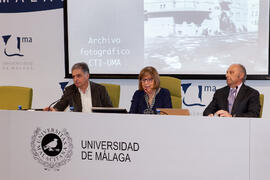 Joaquín Canca, Adelaida de la Calle y Javier Ramírez en la presentación del Archivo Fotográfico Histórico de la UMA. Rectorado. Febrero de 2015