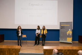 Macarena Parrado presenta el seminario "Emprende 21" con Míriam García y Sara Carmona. Paraninfo. Noviembre de 2017