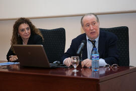 Macarena Parrado Gallardo y José María Gay en su conferencia "La economía y las cuentas del fútbol europeo". Paraninfo. Abril de 2016