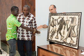 Entrega de tela tradicional africana del alumno Koffi Eric Konan y su padre. Graduación de los alumnos del CIE de la Universidad de Málaga. Centro Internacional de Español. Septiembre de 2014