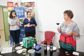Cata de vino. Mesa redonda "Emprendimiento femenino en la gastronomía". Seminario "Emprende 21". Facultad de Ciencias Económicas y Empresariales. Octubre de 2016