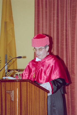 Investidura como Doctor "Honoris Causa" de D. Eduardo García de Enterría por la Universidad de Málaga. Paraninfo. Abril de 1999