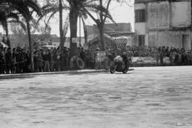 Carrera de motos del XIV Gran Premio Motociclista de Invierno de Málaga y II Premio Internacional Costa del Sol de Motociclismo. Parque de Málaga. Febrero, 1963.
