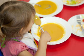 Niña comiendo en la Escuela Infantil Francisca Luque. Campus de Teatinos. Mayo de 2014