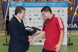 Premio a Mejor Portero para Valiantsin Pazniak de Bielorrusia. Acto de clausura y entrega de medallas. 14º Campeonato del Mundo Universitario de Fútbol Sala 2014 (FUTSAL). Antequera. Julio de 2014