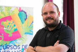 Niño de Elche en fotocall. Curso "Tres generaciones de la música Pop española". Cursos de Verano de la Universidad de Málaga. Málaga. Julio de 2018