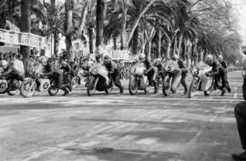 Carrera de motos del XIV Gran Premio Motociclista de Invierno de Málaga y II Premio Internacional Costa del Sol de Motociclismo. Parque de Málaga. Febrero, 1963.