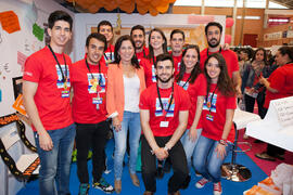 Beatriz Lacomba con el voluntariado del estand de la Facultad de Económicas. Jornadas de Puertas Abiertas de la Universidad de Málaga. Complejo Polideportivo Universitario. Abril de 2016