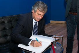 José Francisco Murillo firma el libro de visitas. Inauguración del curso 2018-2019 de la Escuela Técnica Superior de Arquitectura de la Universidad de Málaga. Paraninfo. Octubre de 2018