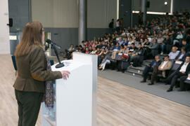 Patricia Benavides presenta la conferencia "Dialogando" con Chema Alonso. Salón de actos de la E.T.S.I Informática y Telecomunicaciones. Abril de 2017
