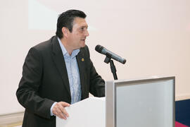 Fabián Arrebola presenta la conferencia "Dialogando" con Chema Alonso. Salón de actos de la E.T.S.I Informática y Telecomunicaciones. Abril de 2017
