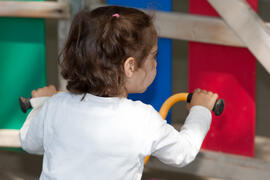 Niña jugando. Escuela Infantil Francisca Luque. Campus de Teatinos. Mayo de 2014